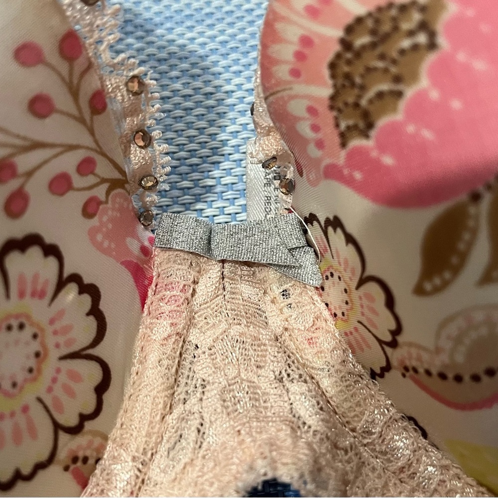 Victoria's Secret Lace Bra in Nude - Picture 4 of 7